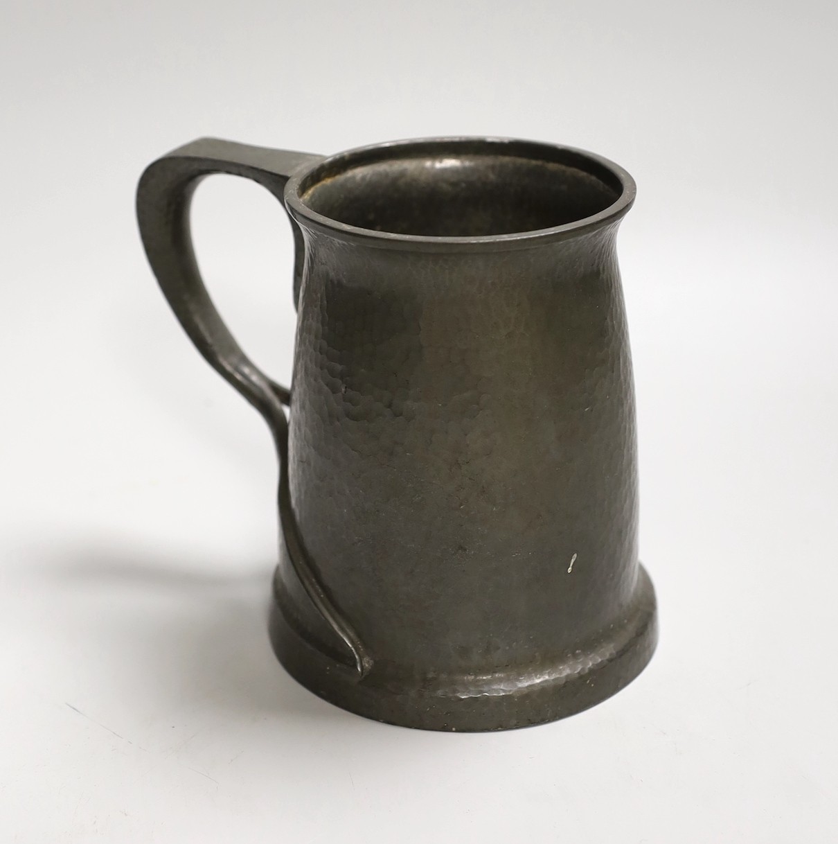 Golfing interest: Glossoid Co. hammered pewter golf mug in Art Nouveau style, 13cms high